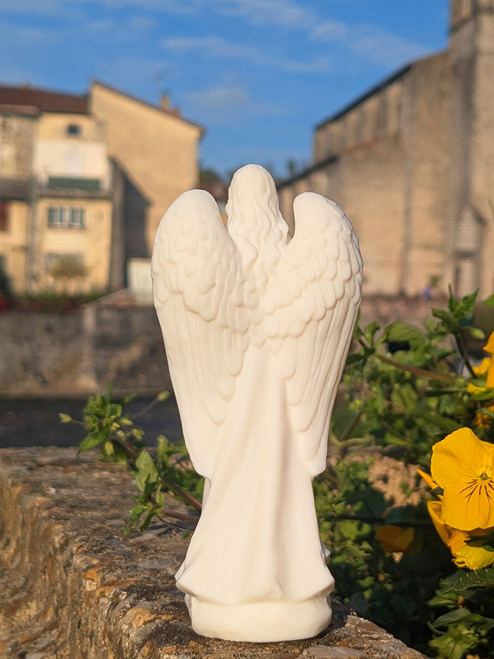 Statuette ange avec les mains sur le cœur, imprimée en 3D